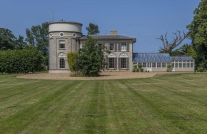 Ormesby Manor - 8 Beds - Sleeps 16 - Hot Tub